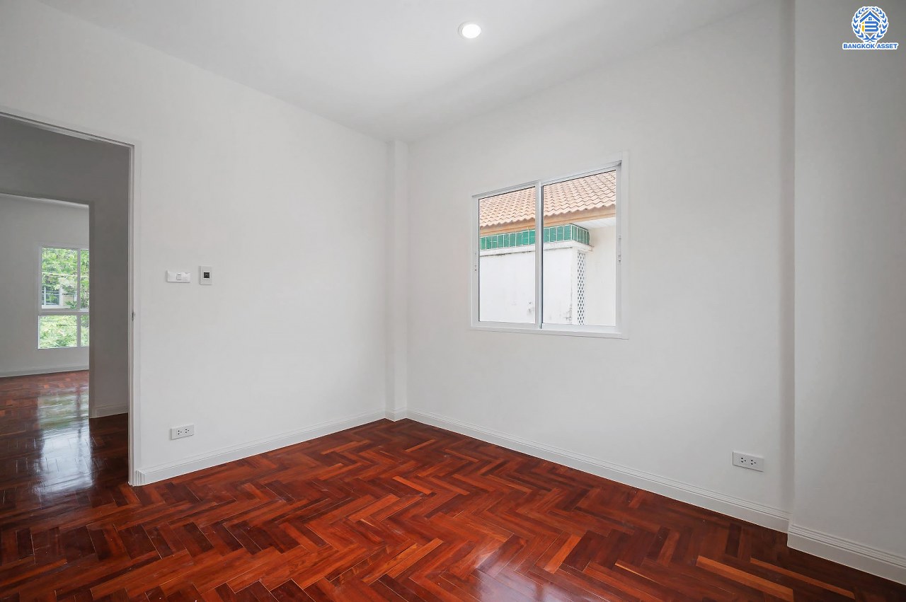 บ้านมือสองตกแต่งใหม่ โครงการ มณีรินทร์ เลคแอนด์พาร์ค ราชพฤกษ์-ติวานนท์ เนื้อที่ 64.1 ตร.ว. ฟังก์ชัน 4 ห้องนอน 3 ห้องน้ำ 1 ห้องอเนกประสงค์ จอดรถได้ 2 คัน บรรยากาศเงียบสงบเป็นส่วนตัว สิ่งอำนวยความสะดวกมากมาย บนทำเลติดถนนใหญ่ เชื่อมต่อถนนราชพฤกษ์ ใกล้จุดขึ้นทางด่วน "ศรีสมาน"...